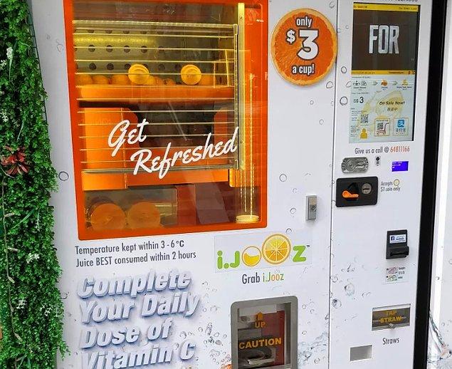7. Singapur'da canınız taze sıkılmış portakal suyu istiyorsa, bunu bir otomat makinesinden alabilirsiniz.