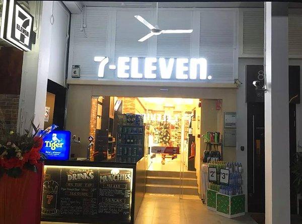 8. Yurt dışında, özellikle benzinlik çevresinde gördüğünüz 7 Eleven marketlerin Singapur'da bir de bar olanından bulabilirsiniz.