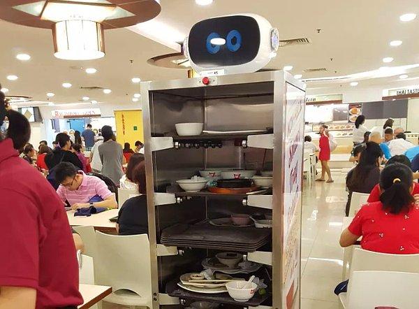 9. Halka açık yemek salonlarının çoğunda, yemeğinizi yedikten sonra kirlenen tabaklarınızı ve tepsinizi bir robot toplar.