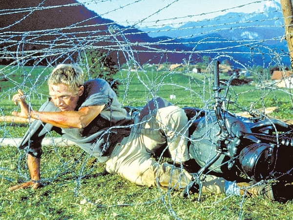 Вы привлекли его внимание к складу и сбили с ног. Однако постовые поняли, что что-то не так, и стали более бдительны. Что вы будете делать?