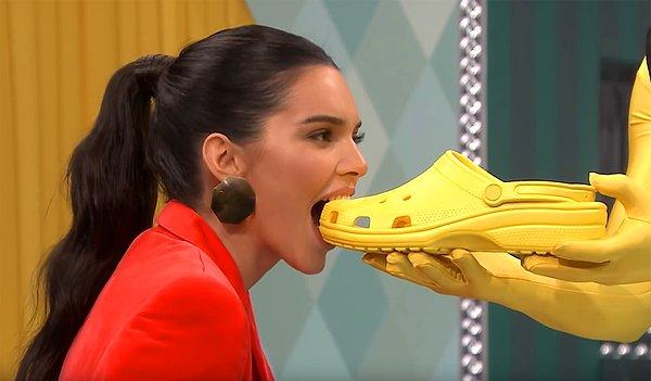 Eğlenceli anların yaşandığı programdan Kendall Jenner, ayakkabıdan terliğe birçok eşyanın tadına baktı.