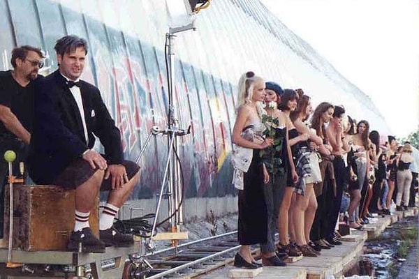 8. Чего так сложно избежать девушкам из высшего общества, согласно песне Валерия Меладзе?