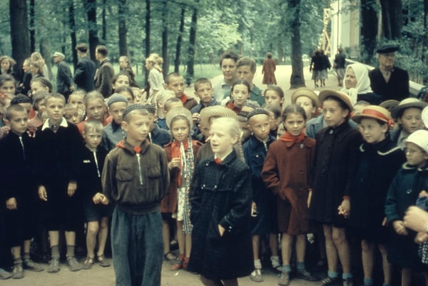 7. Галстук пионеров имел форму...