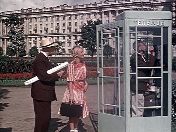 12. Какой монеткой можно было заставить работать телефон-автомат?