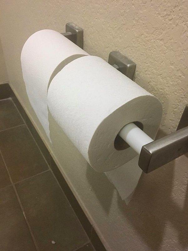 3. Otel odasındaki tuvalette bulunan ve her biri farklı yöne dönen tuvalet kağıtları: