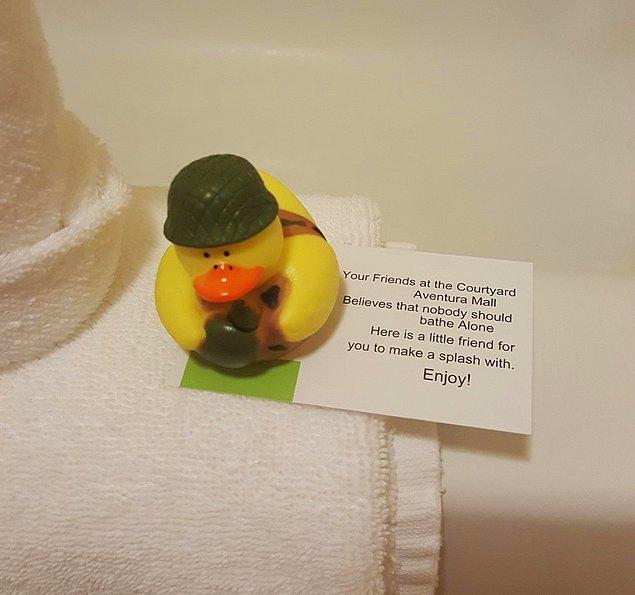 16. İnsanların yalnız duş almasına dayanamadığı için plastik ördek hediye eden otel: