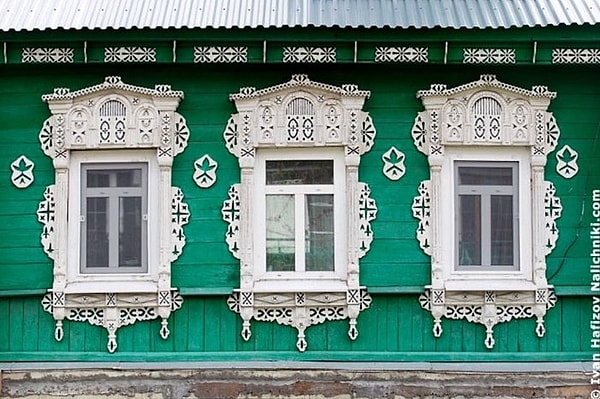 15. Наконец, последний вопрос по русскому зодчеству. Как называется такое резное обрамление окон в русской избе?