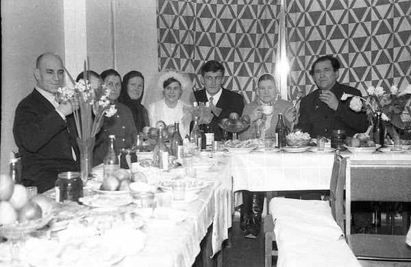 13. Сколько примерно стоило накормить одного гостя на свадьбе в ресторане в 80-х годах?