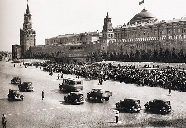 3. В каком году Москва снова вошла в статус столицы СССР?