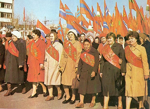 9. Символом главного революционного праздника была - ...