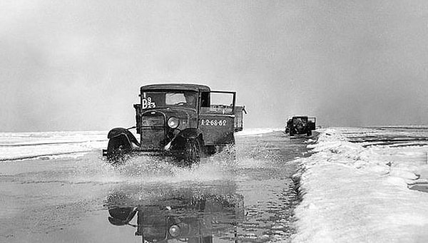 8. По какому озеру проходила единственная транспортная магистраль, по которой доставлялись продукты в блокадный Ленинград?