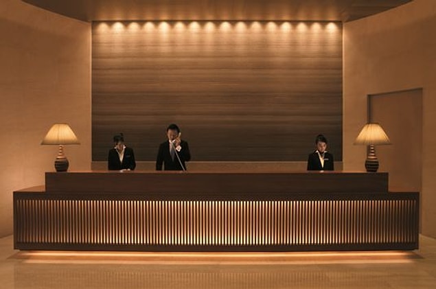 1. Resepsiyona doğru gittin ve check-in yaptın
