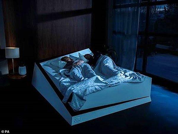 Uyku uzmanı ve yazar Dr. Neil Stanley ise şu sözlerle açıklamış; "Birlikte uyuyan birçok çift, küçük bir çocuğun yatağında sahip olduğu alandan çok daha azında uyumak zorunda kalıyor."