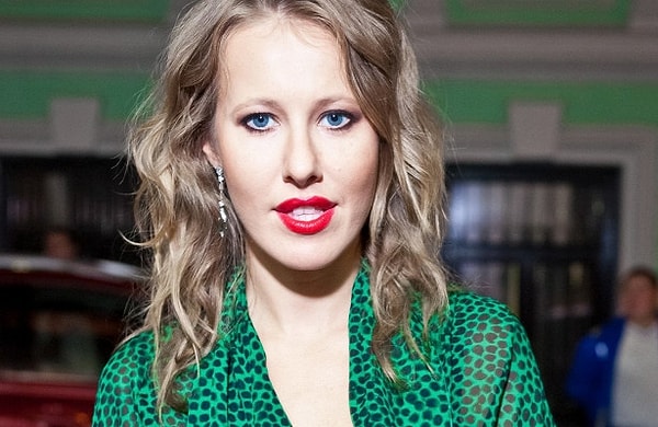 7. Что окончила Ксения Собчак?