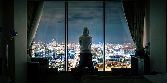 Hacker Olarak Saklandığın Bu Otelde Polislerden Kaçabilecek misin?