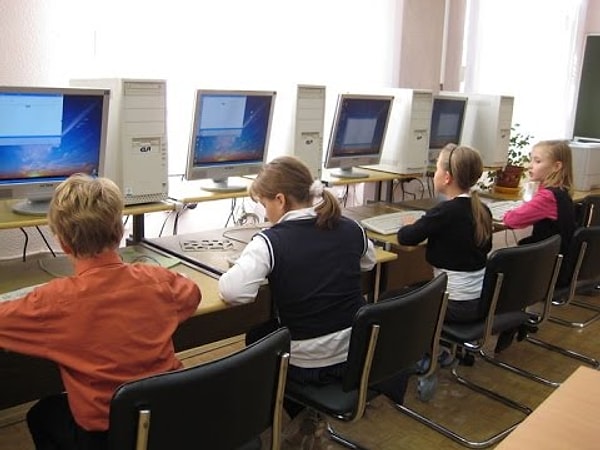 2. В каком году в школах появилась информатика?