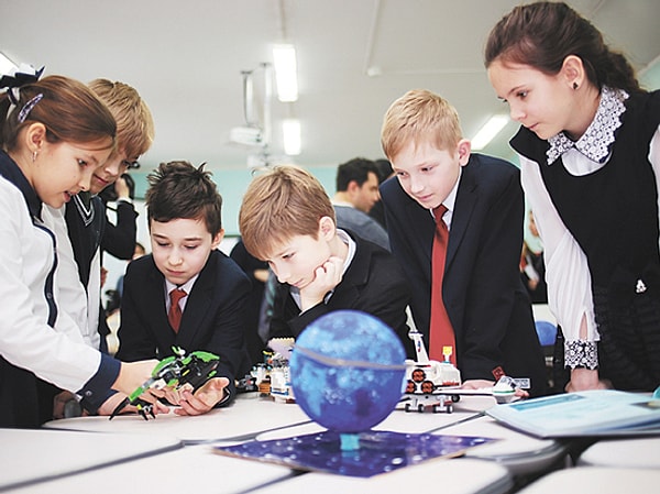 7. В каком году в школах отменили астрономию?