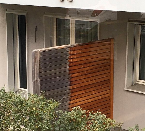 5. Evin sadece yarısını kapatan ağaçtan yapılmış balkon bariyeri: