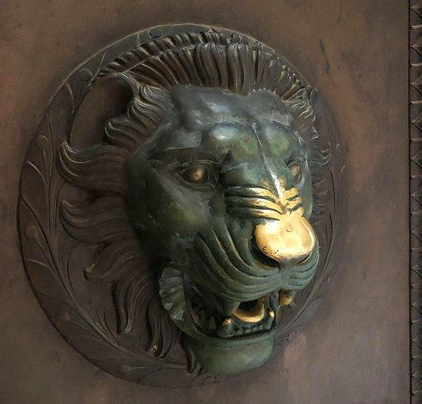 11. Parthenon Tapınağı'nın kapısındaki aşınmış aslan başı: