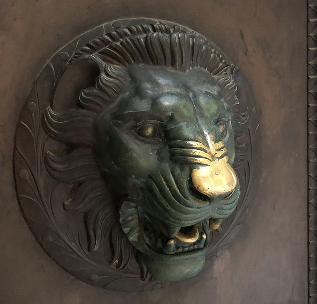 11. Parthenon Tapınağı'nın kapısındaki aşınmış aslan başı: