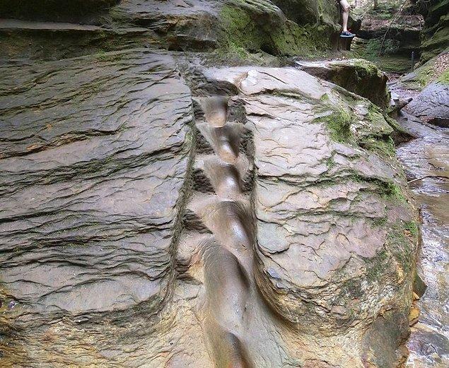 13. Bir derenin üzerindeki kayanın oyulmasıyla oluşan merdiven:
