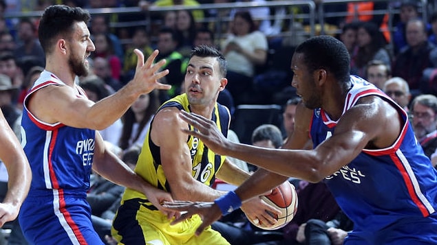 Karşılaşmaya Anadolu Efes, Moerman ve Doğuş Balbay, Fenerbahçe Beko ise Sloukas'ın sayılarıyla başladı. Sarı-lacivertliler, pota altında Ahmet Düverioğlu, dış atışlarda ise Ali Muhammad ile sonuca giderken, Anadolu Efes, Micic-Simon ikilisiyle skor üretti ve 5. dakika 9-9 eşitlikle geçildi. Simon ile skor bulmaya devam eden Anadolu Efes, ilk çeyreği 20-16 üstün bitirdi.