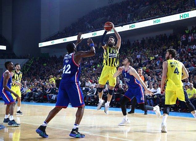 Fenerbahçe Beko, 2. periyoda iyi giren taraf oldu. Sloukas, Melih Mahmutoğlu, Kalinic ve Datome ile basketler üreten sarı-lacivertliler, 13-2'lik seri bularak 16. dakikada 29-22'lik skorla öne geçti. Özellikle Ahmet Düverioğlu ile pota altında etkili bir oyun sergileyen Fenerbahçe Beko, kontrolü yeniden eline aldı ve soyunma odasına 39-34 üstün gitti.
