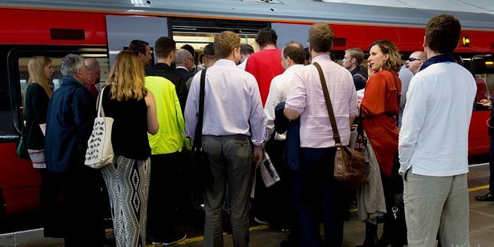 Avustralya'da Metroya Binen Yaşlı Teyzeye Kimse Yer Vermeyince Sosyal Medya Ayağa Kalktı!