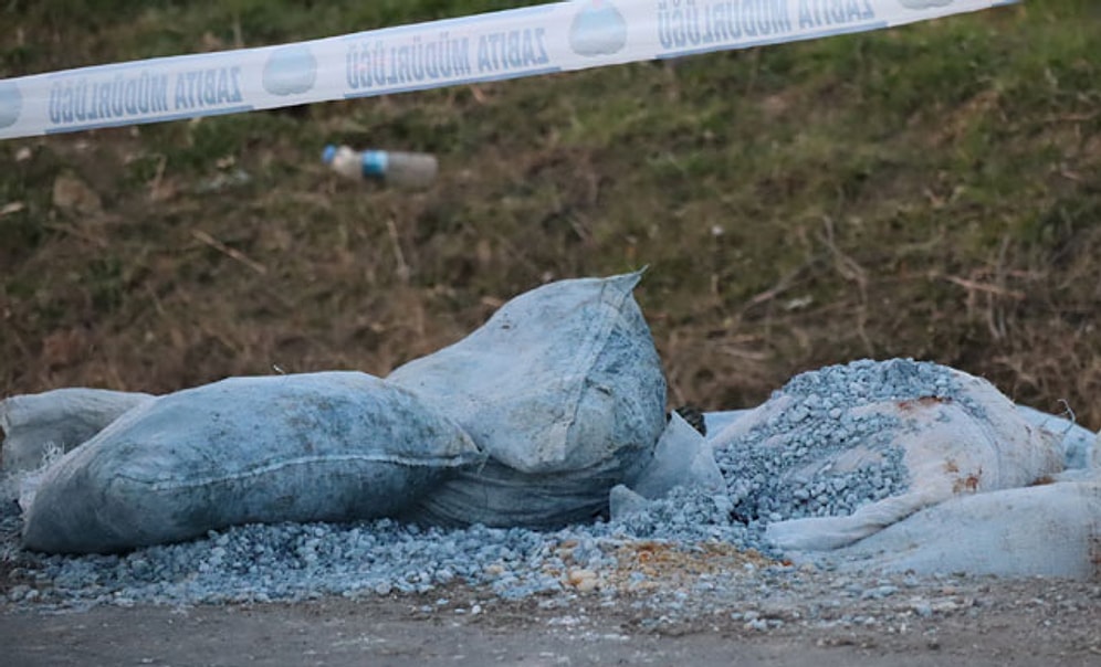 Soruşturma Başlatıldı: Büyükçekmece'de Yol Kenarına Bırakılmış 60 Çuval Zehirli Kimyasal Atık Bulundu