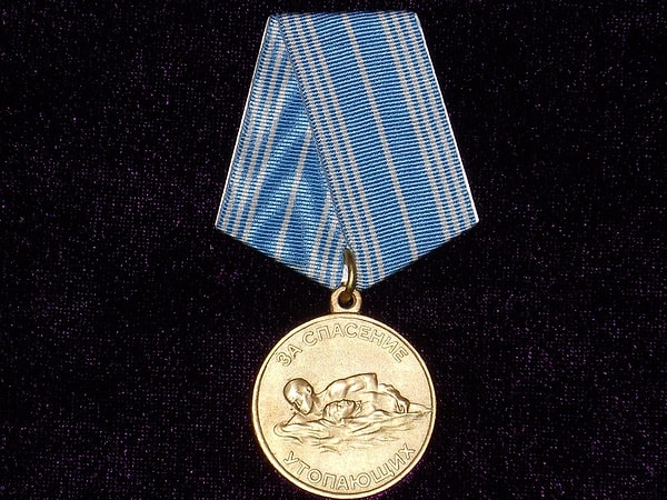 2. В какое время была учреждена медаль "За спасение утопающих"?