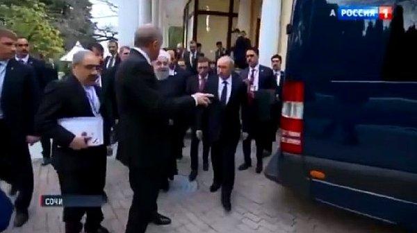 Rus gazeteci Dimitry Smirnov tarafından paylaşılan videoda, Erdoğan binecekleri aracı işaret ederek, "Zırhlı mı acaba?" diye soruyor.