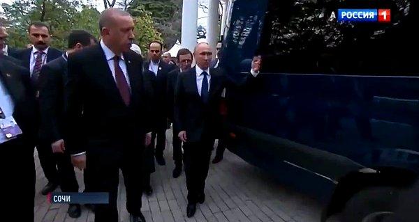 Erdoğan'ın bu sorusunun çevrilmesinin ardından Putin, aracın camına vurarak "Yok, bölge zırhlı" cevabı veriyor.
