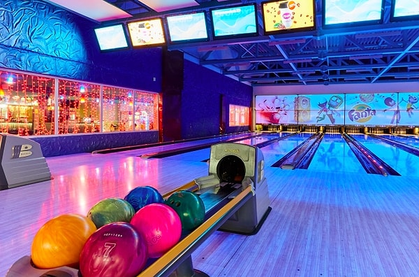 3. Игроки в боулинг сбивают...