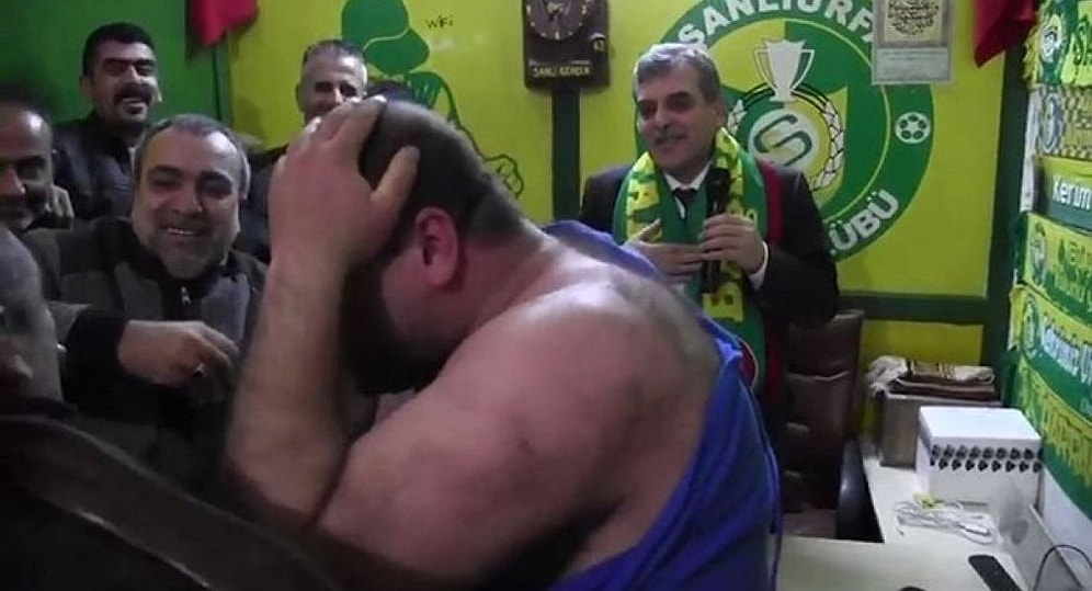 Başkan Adayı Karşısında Kıyafetlerini Parçalayan Adam: 'Babo Bu Adam 5 Yıl Önce Neredeydi?'