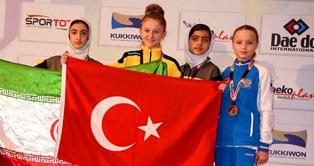 Altın madalya kazanan milli tekvandocu Selen Gündüz, Türk bayrağının önüne bayrak açmaya çalışan İranlı sporcuya, kürsüde de dersini verdi.