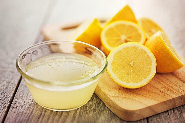 Sitrik asit ilk olarak 1784 yılında İsveçli bir araştırmacı tarafından limon suyundan elde edildi.