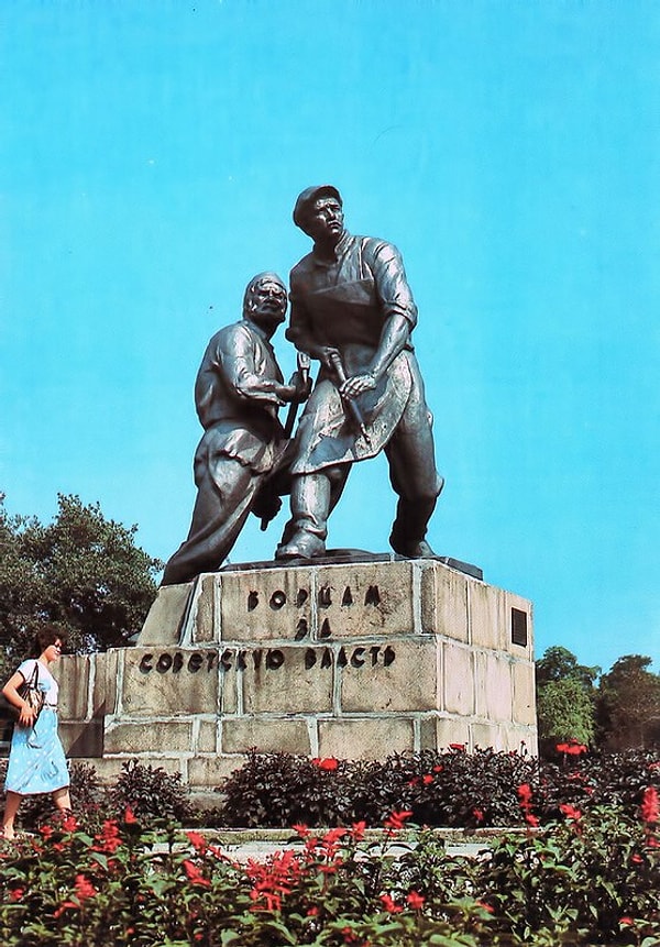 3. В каком городе СССР можно было видеть этот памятник?