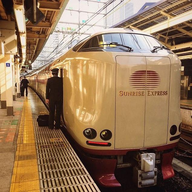 The Sunrise Seto and the Sunrise Izumo are the only routinely operating sleeper trains that left.
