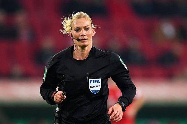 Filmlerde, yasak kapsamına giren giysiler taşıyan kadınların oynadığı sahnelerin sansürlenmesinin kolay olduğu ama futbol maçında bunun zor olacağı da ifade edildi.