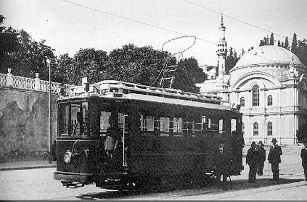 1914: İstanbul'da ilk elektrikli tramvay sefere başladı.