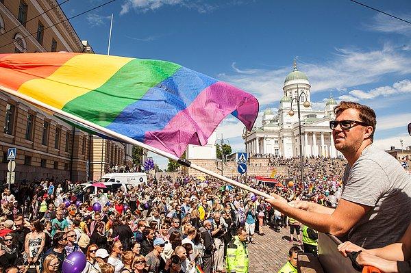 2015: Finlandiya'da 12 Aralık 2014'te meclisten geçen eşcinsel evlilik yasası, Cumhurbaşkanı tarafından onaylandı.
