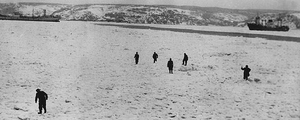 1954: Tuna Nehri'nden Karadeniz'e, oradan da İstanbul Boğazı'na inen buz parçaları, tabakalar halinde tüm Boğaz'ı ve limanı kapladı; deniz trafiği durdu.