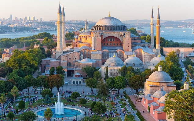 532: Bizans imparatoru I. Justinianus, Konstantinopolis'te Ayasofya'nın inşası emrini verdi.
