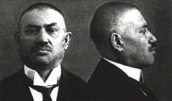 3. Этот человек не только был лидером Боевой организации эсеров, но и совершил ряд громких преступлений, среди которых убийства великого князя Сергея Александровича и В.К. Плеве.