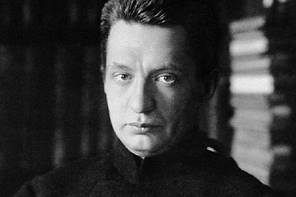 6. Кому из этих людей единственному удалось спастись во время штурма Зимнего дворца большевиками в 1917 году - он переоделся к форму матроса и покинул здание.