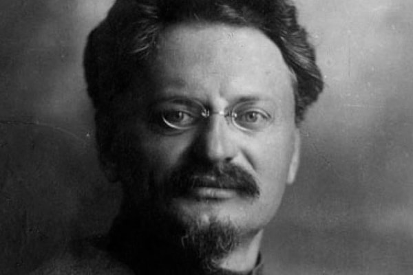 8. Этот человек был главным соперником Сталина в борьбе за власть. Но он потерпел поражение, был лишен гражданства СССР, выслан из страны, а затем убит в Мексике.