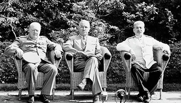 10. Кто из лидеров государств вошел в состав "Большой тройки" на Постдамской конференции, которая состоялась летом 1945 года.