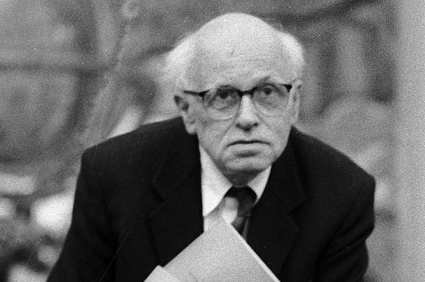 13. Кого называли "отцом советской водородной бомбы"?