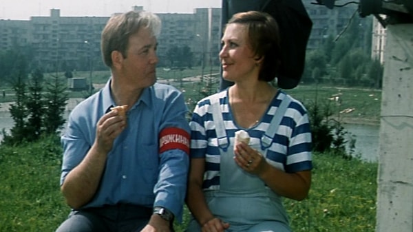 3. Покупка шоколадки в буфете — подарок секретарше — возвращение шоколадки в буфет. В каком фильме Гайдая прозошло такое "путешествие" шоколадки?