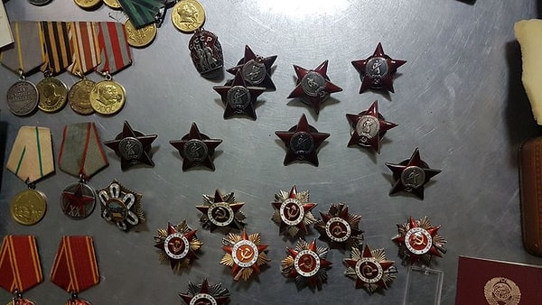 2. Какую награду СССР носили на левой стороне груди над всеми орденами и медалями?